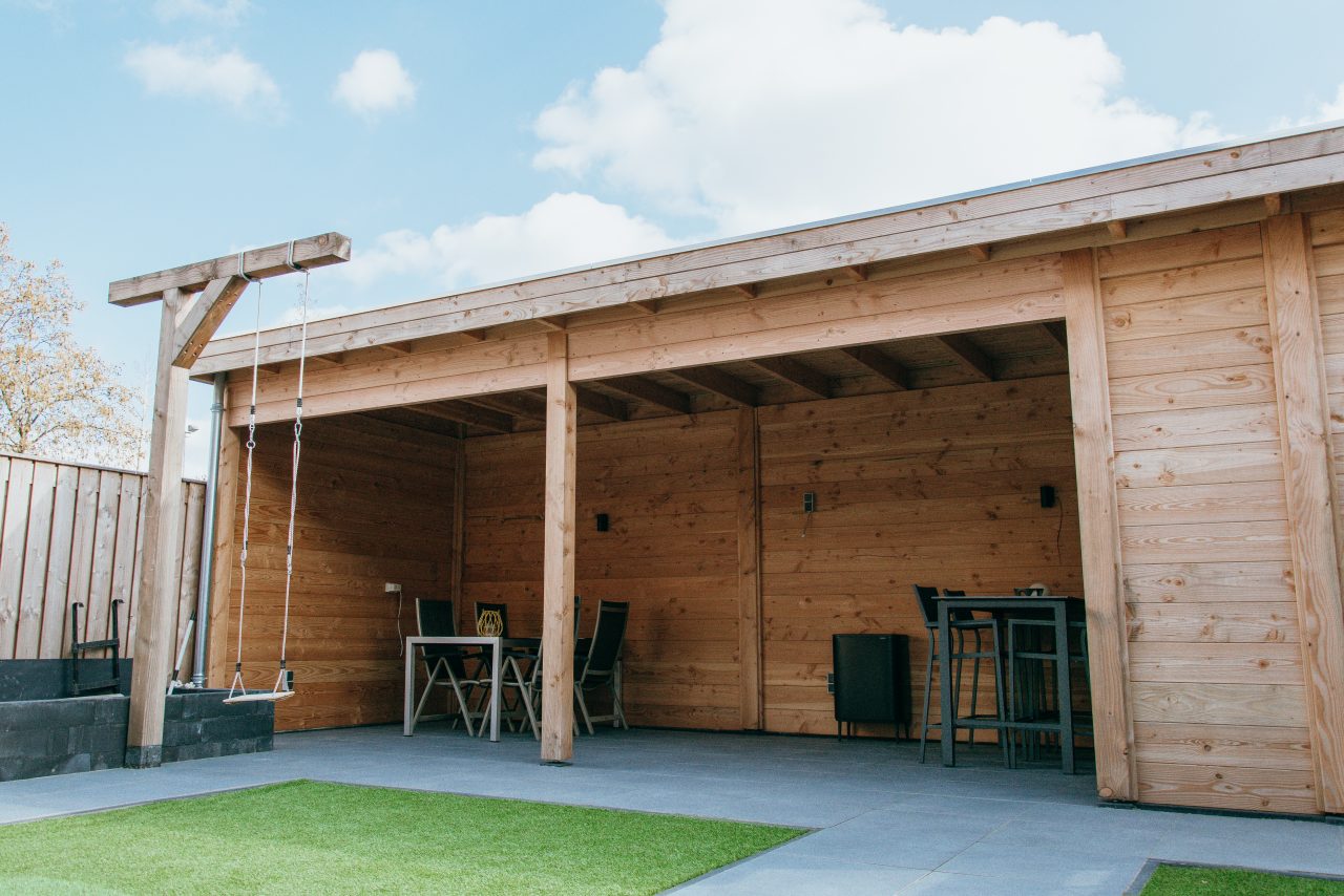 Houten tuinoverkapping met berging en schommel