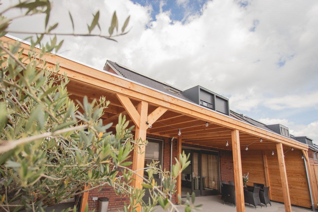 Prachtige houten tuinoverkapping