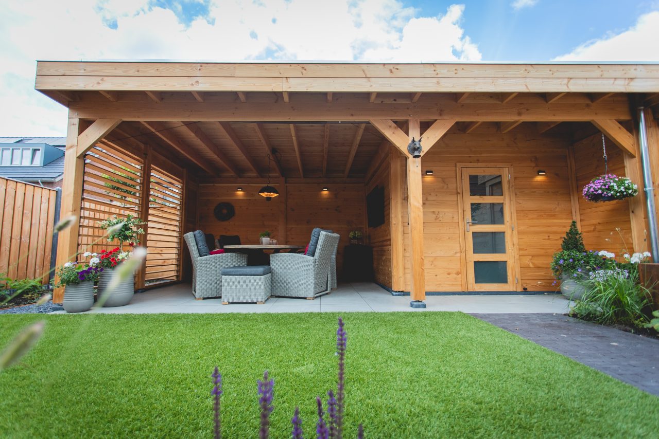 Houten berging met een overkapping